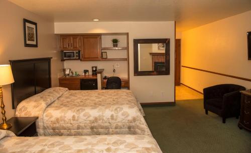布鲁姆菲尔德Hilltop Inn Broomfield Denver的酒店客房带两张床和厨房