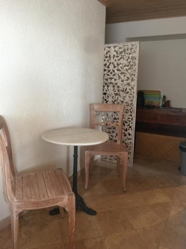 卡达克斯Es volca的一张桌子和两张椅子