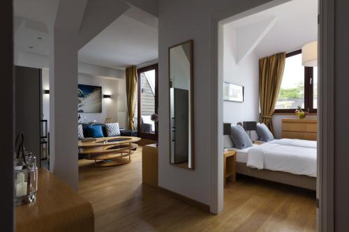 柏林鲁克斯依斯公寓的一间卧室设有一张床和一间客厅。