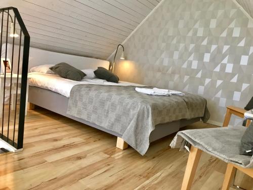 SlöingeHagbards By Gårdspensionat的一间小卧室,配有一张床和一张桌子