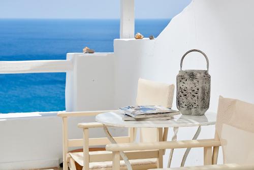 ProvatasVista Mare Milos的一张桌子和椅子,享有海景
