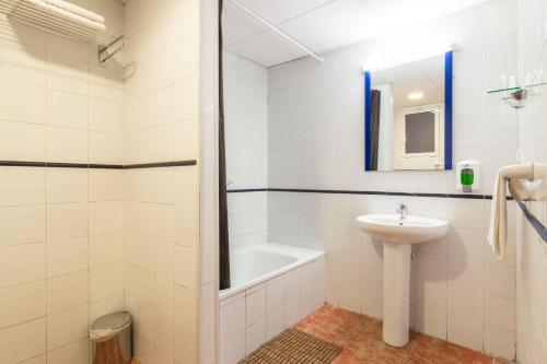 塞维利亚亨托夫特旅馆的白色的浴室设有水槽和浴缸。