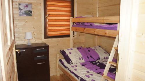 杰泽扎尼Sun holiday的小屋内一间卧室配有双层床