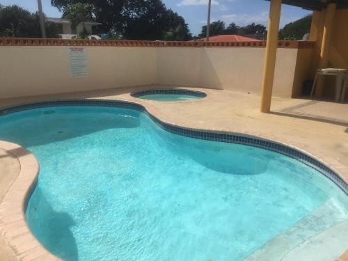 卡沃罗霍Comfortable Apartment in Boqueron - cash only的庭院内的大型游泳池,铺有瓷砖地板