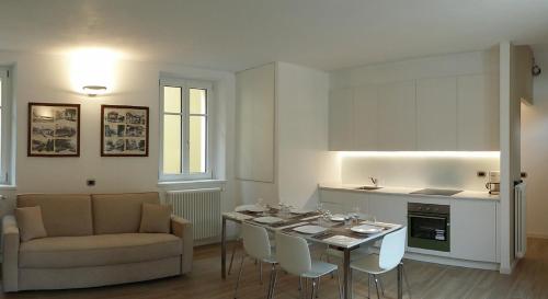 格里安泰卡德纳比亚Appartamento i Tulipani - 1的厨房以及带桌椅的起居室。