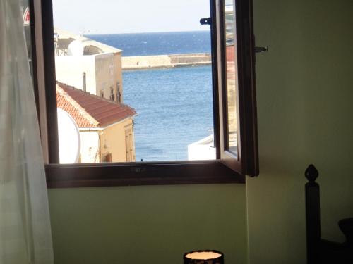 干尼亚Narkissos 'SUPERB'的享有海景的开放式窗户