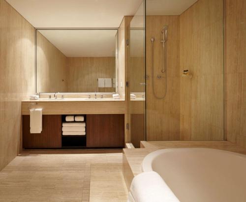珀斯珀斯凯悦酒店的带浴缸、水槽和淋浴的浴室