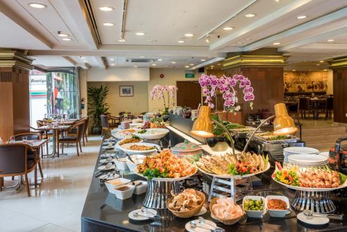 新加坡Hotel Grand Pacific的餐厅内的自助餐