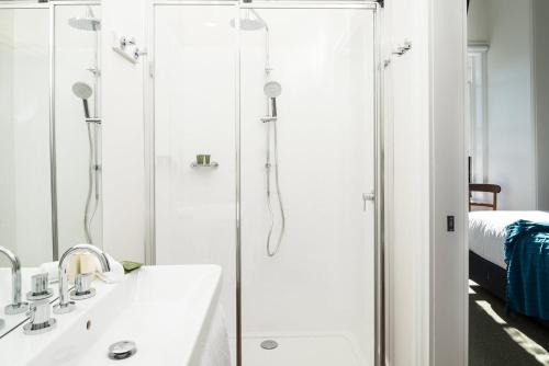 朗塞斯顿The Florance的带淋浴和盥洗盆的白色浴室