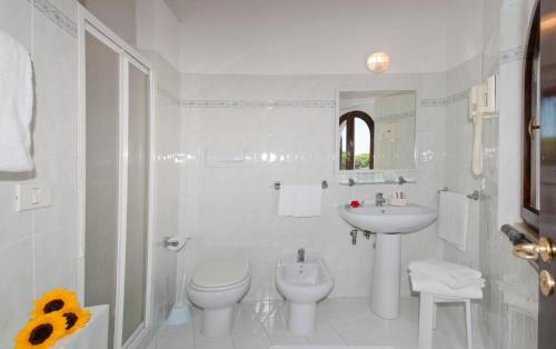 阿祖罗港卡拉迪莫拉公寓式酒店的白色的浴室设有卫生间和水槽。