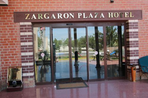 布哈拉Zargaron Plaza的通往Zaragoza广场的门