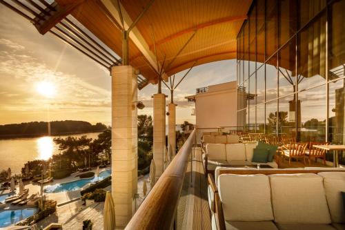 罗维尼Monte Mulini Adults Exclusive Hotel by Maistra Collection的享有水景的阳台