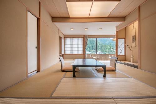 神户有马温泉高山庄华野酒店的客厅配有桌椅