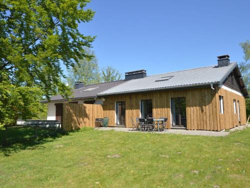 马尔梅迪Quaint Cottage in Mont near High Fens Nature Park的院子里带野餐桌的房子