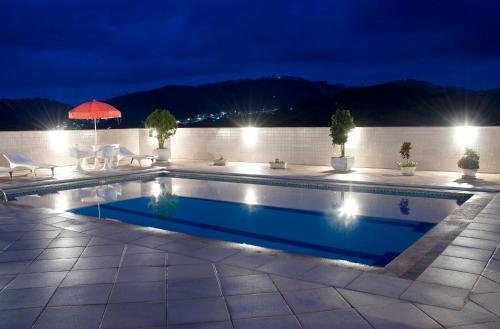圣洛伦索布拉格中央酒店的后院的游泳池