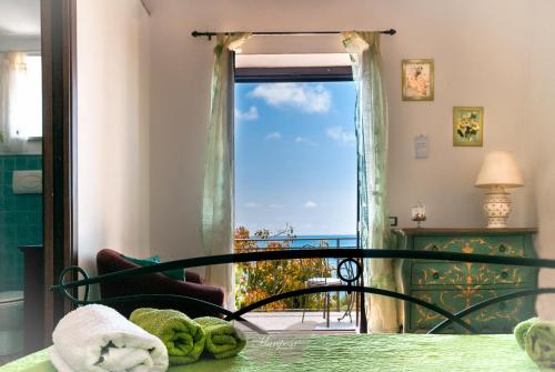 马拉泰亚B&B Mariposa的一间卧室设有海景窗户