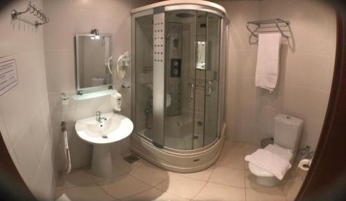 安塔利亚阿塔酒店的带淋浴、盥洗盆和卫生间的浴室