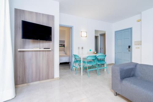 科洛尼亚圣霍尔迪拉戈公寓的客厅配有沙发和桌子