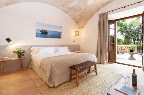 柳奇马约尔Son Julia Country House & Spa的一间卧室设有一张床和一个大窗户