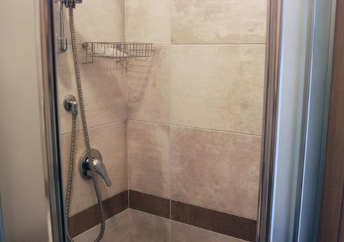 里乔内卡拉维拉酒店的浴室里设有玻璃门淋浴