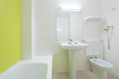 圣安东尼奥湾蔚蓝线玛尔阿曼缇斯酒店2号的白色的浴室设有水槽和卫生间。
