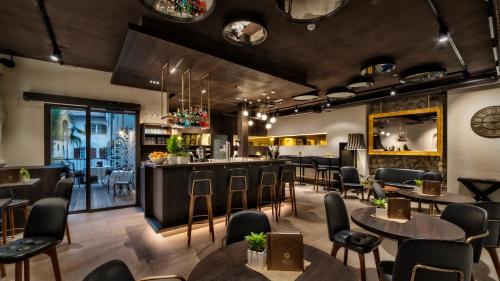 梅拉诺Guesthouse Suiteseven的一间带桌椅的餐厅和一间酒吧
