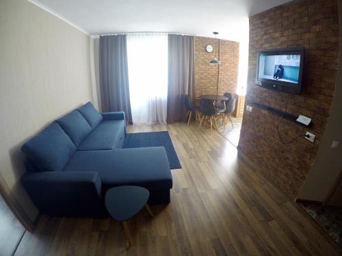 切尔尼戈夫Apartment near Megacenter的客厅配有蓝色的沙发和电视