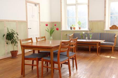 法伦Lindsbergs Kursgard and hostel的一间带木桌和椅子的用餐室