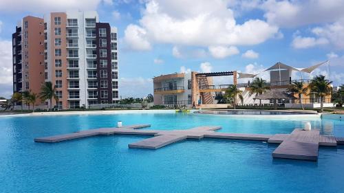 坎昆Departamento en Dream Lagoons Cancun的大楼前设有长椅的大型游泳池