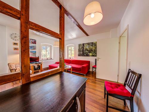 蒙绍Kutscherhaus Monschau的客厅配有红色家具和红色沙发