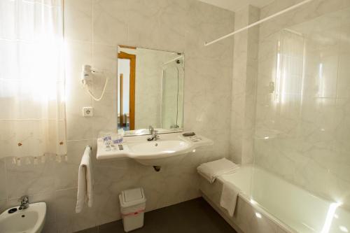 阿兰扎达布里萨达兰扎达酒店的一间带水槽、浴缸和卫生间的浴室