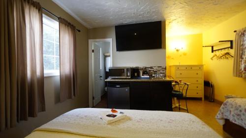 洛杉矶巴西别墅汽车旅馆的酒店客房带一张床和一个厨房