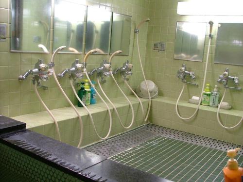 宫岛新寿酒店的一间浴室