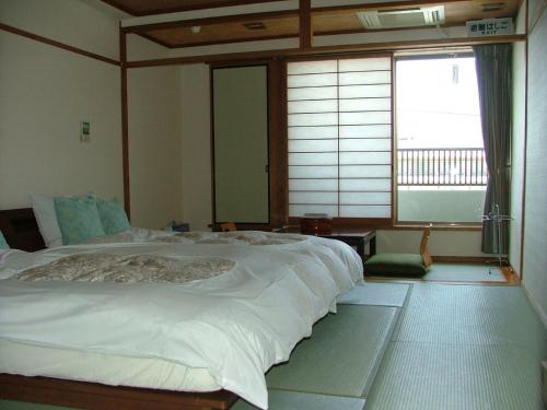 宫岛新寿酒店客房内的一张或多张床位