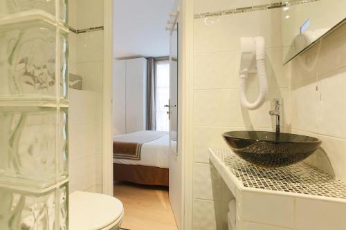 阿特利尔瓦万酒店的一间浴室