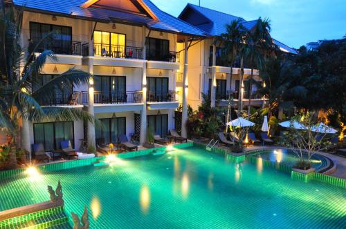 拉威海滩Navatara Phuket Resort - SHA Extra Plus的酒店前的游泳池