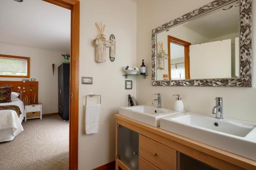 泰鲁阿帕库棕榈公寓的浴室设有2个水槽和镜子