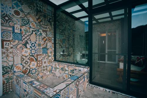 鱼池乡路壳民宿的浴室的墙壁上铺着色彩缤纷的瓷砖