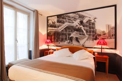 巴黎阿特利尔瓦万酒店的卧室配有一张挂在墙上的床铺