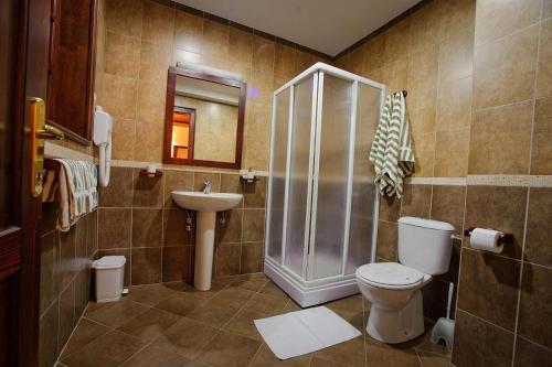 采蒂涅伊万诺夫考纳科酒店的带淋浴、卫生间和盥洗盆的浴室