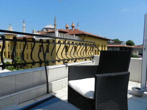 伊斯坦布尔Guest House - Grandma's House的阳台配有两把椅子和黄色围栏