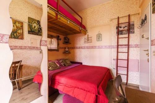 罗马Casa Bella的一间在房间内配有红色床的卧室