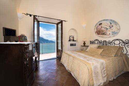 阿马尔菲Villa Alba d'Oro的一间卧室配有一张床,享有海景