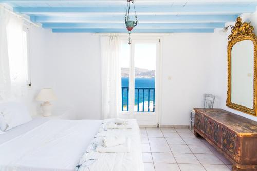 奥诺斯Cavo Alefkandra 6的一间卧室配有一张床,享有海景