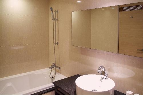 中和SLV旅馆集团 - 君迪馆的一间带水槽、浴缸和镜子的浴室