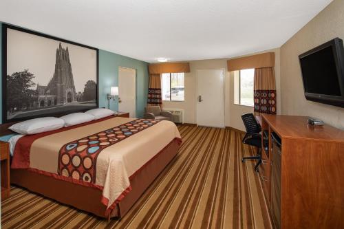 伯灵顿伯灵顿速8酒店的配有一张床和一台平面电视的酒店客房