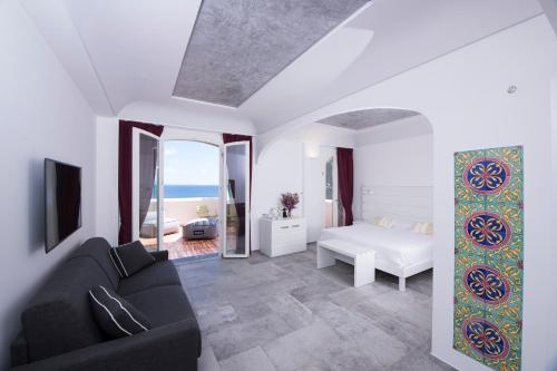 阿马尔菲博萨别墅的客厅配有床、沙发和镜子