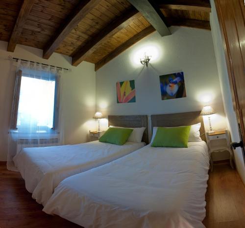 AL VIENTO, Alojamiento & Turismo Rural Horcajuelo客房内的一张或多张床位