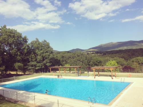 AL VIENTO, Alojamiento & Turismo Rural Horcajuelo内部或周边的泳池
