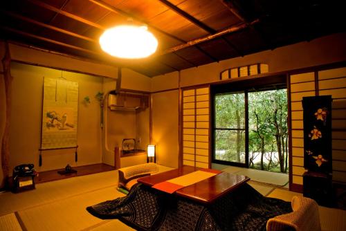 箱根山家庄日式旅馆的客厅配有桌子和窗户